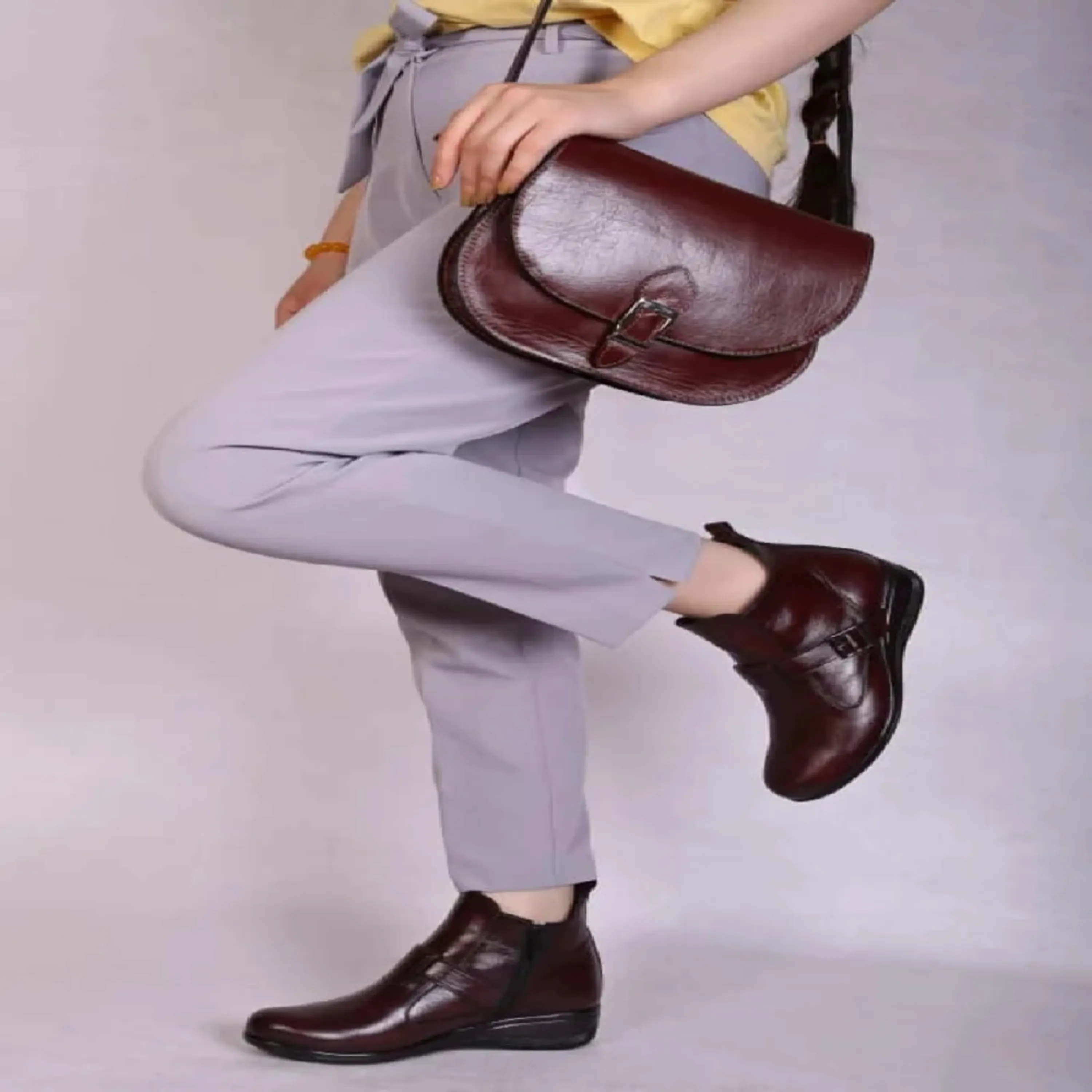 کفش نیم بوت چرم زنانه مدل کمند کفش نیم بوت چرم زنانه مدل کمند